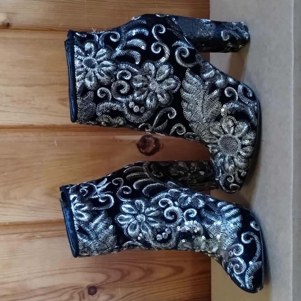 Wild Diva Embroidered and Sequin boho back Zip Heeled Bootie size 6.5 - Picture 4 of 7